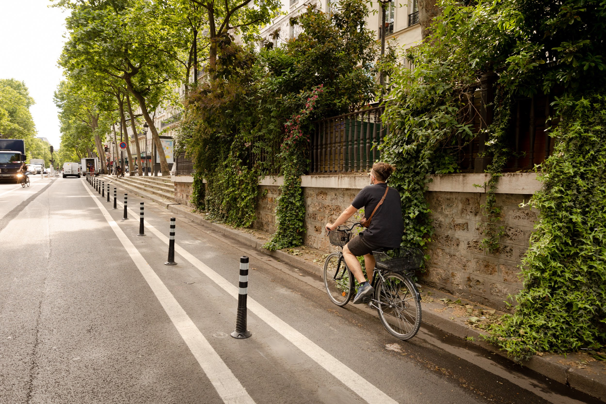 photo de l'aménagement cyclable provisoire sur les Grands Boulevards