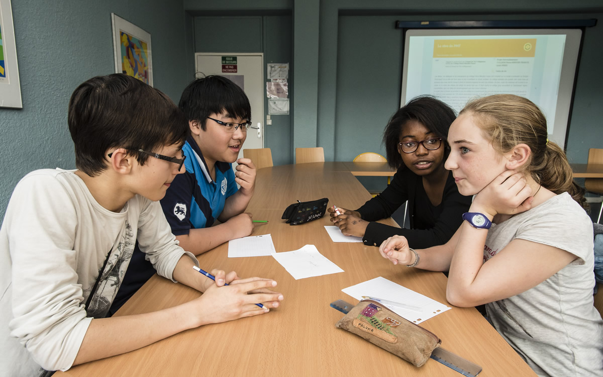 Jeunes discutant autour d'une table