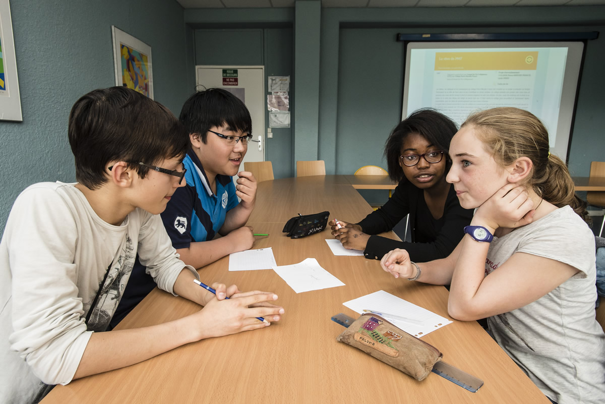 Jeunes discutant autour d'une table