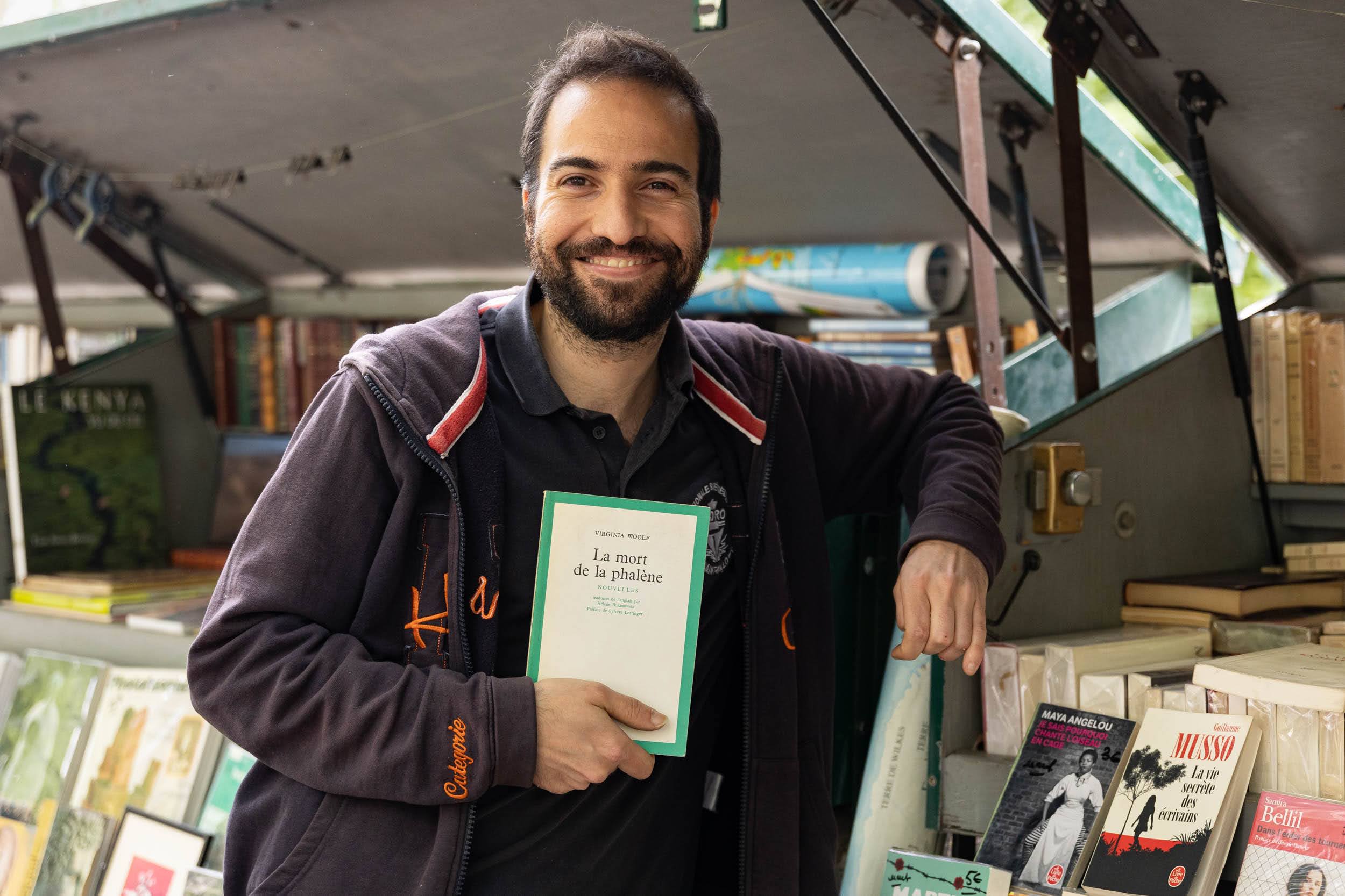 Rachid BOUANOU bouquiniste installé en mai 22, 48 quai de l’Hôtel de Ville