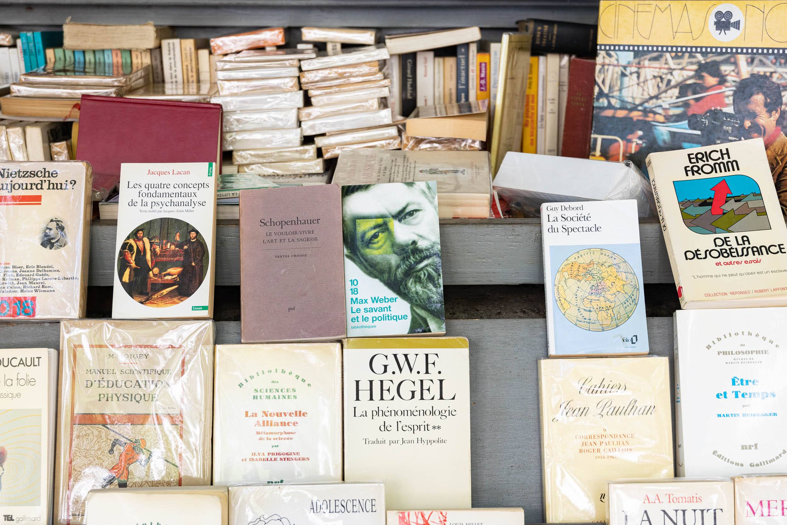 Livres dans les boites de Rachid BOUANOU bouquiniste installé en mai 22, 48 quai de l’Hôtel de Ville