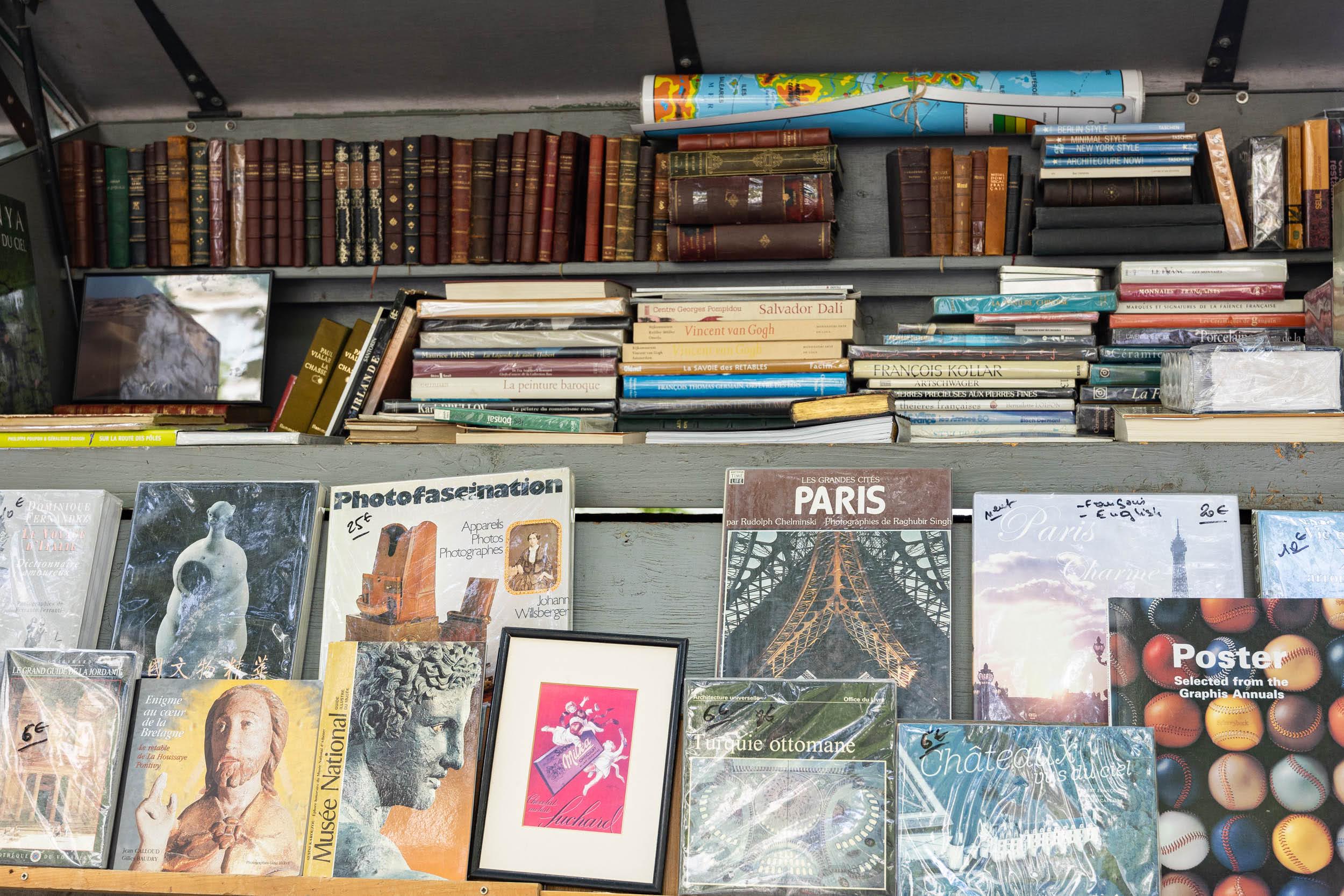 Livres dans les boites de Rachid BOUANOU bouquiniste installé en mai 22, 48 quai de l’Hôtel de Ville