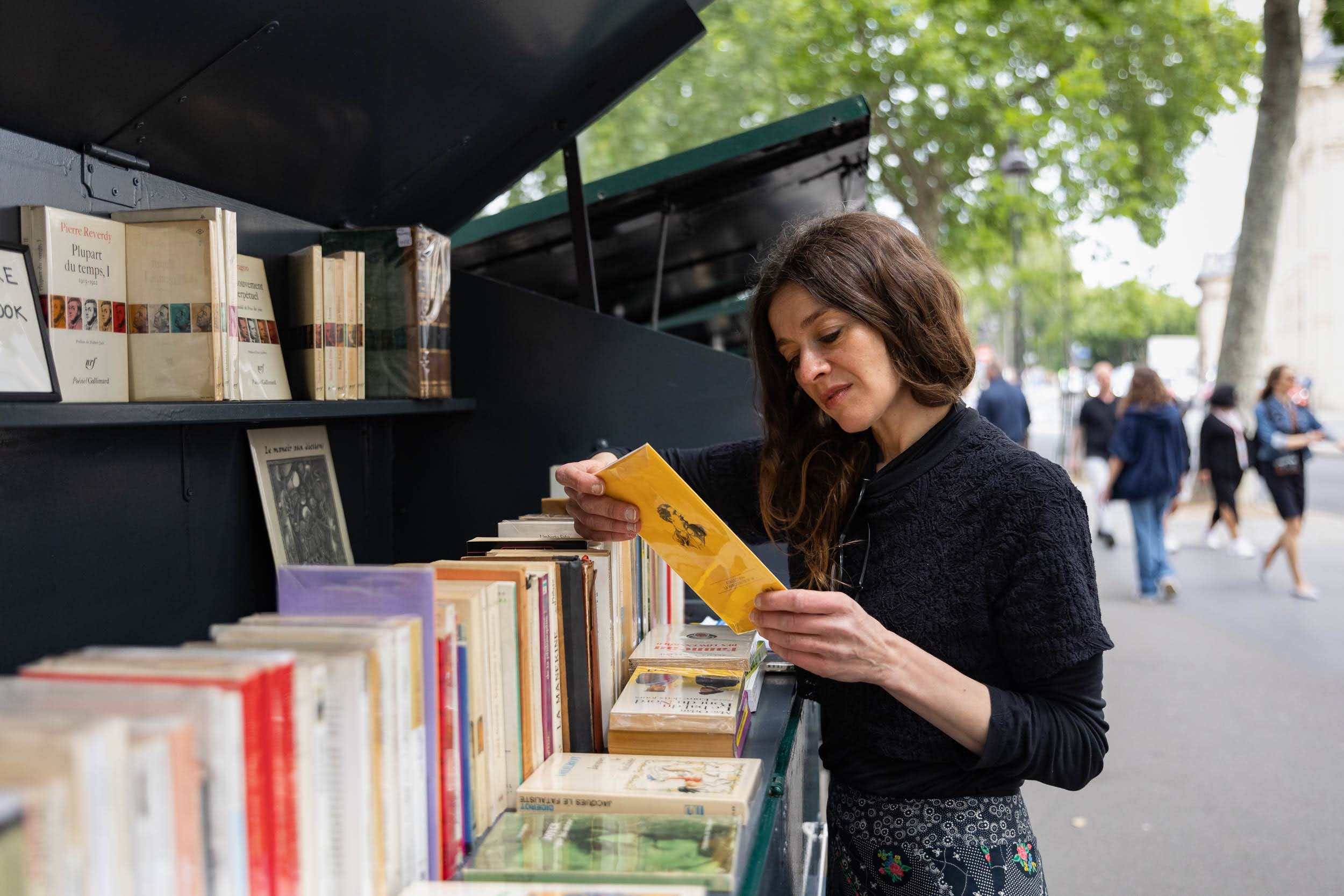Estelle Janaudy nouvelle bouquiniste installée en juin 2022 quai Malaquais