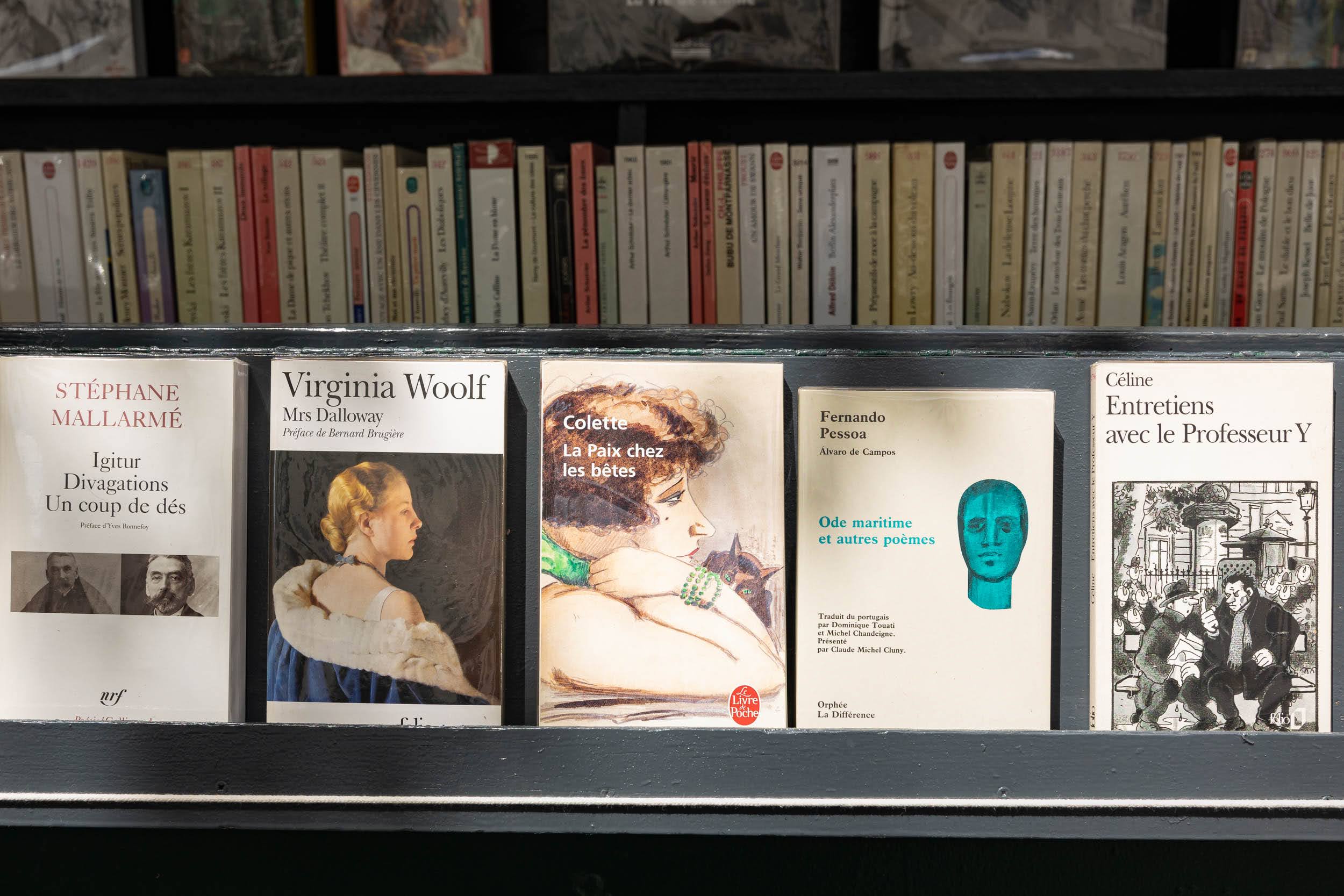 Livres dans les boites d'Estelle Janaudy bouquiniste installée en mai 22, 48 quai de l’Hôtel de Ville