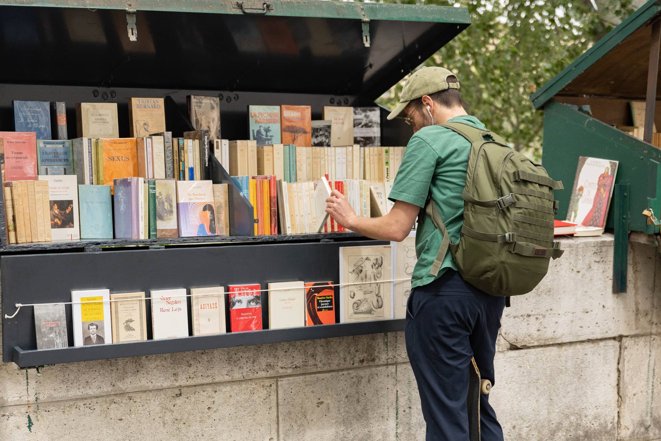 Livres dans les boites d'Estelle Janaudy bouquiniste installée en mai 22, 48 quai de l’Hôtel de Ville