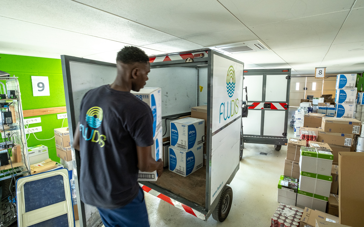Les livreurs de Fludis préparent leurs commandes à l'intérieur du bateau.