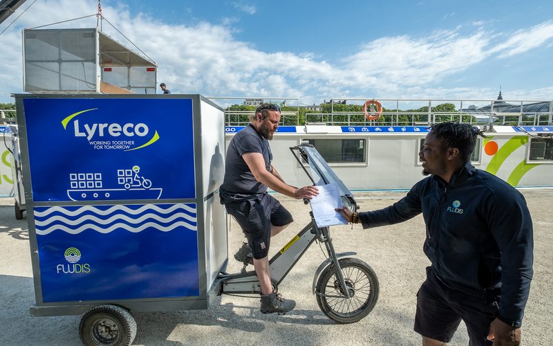 Un vélo cargo de Fludis part en livraison