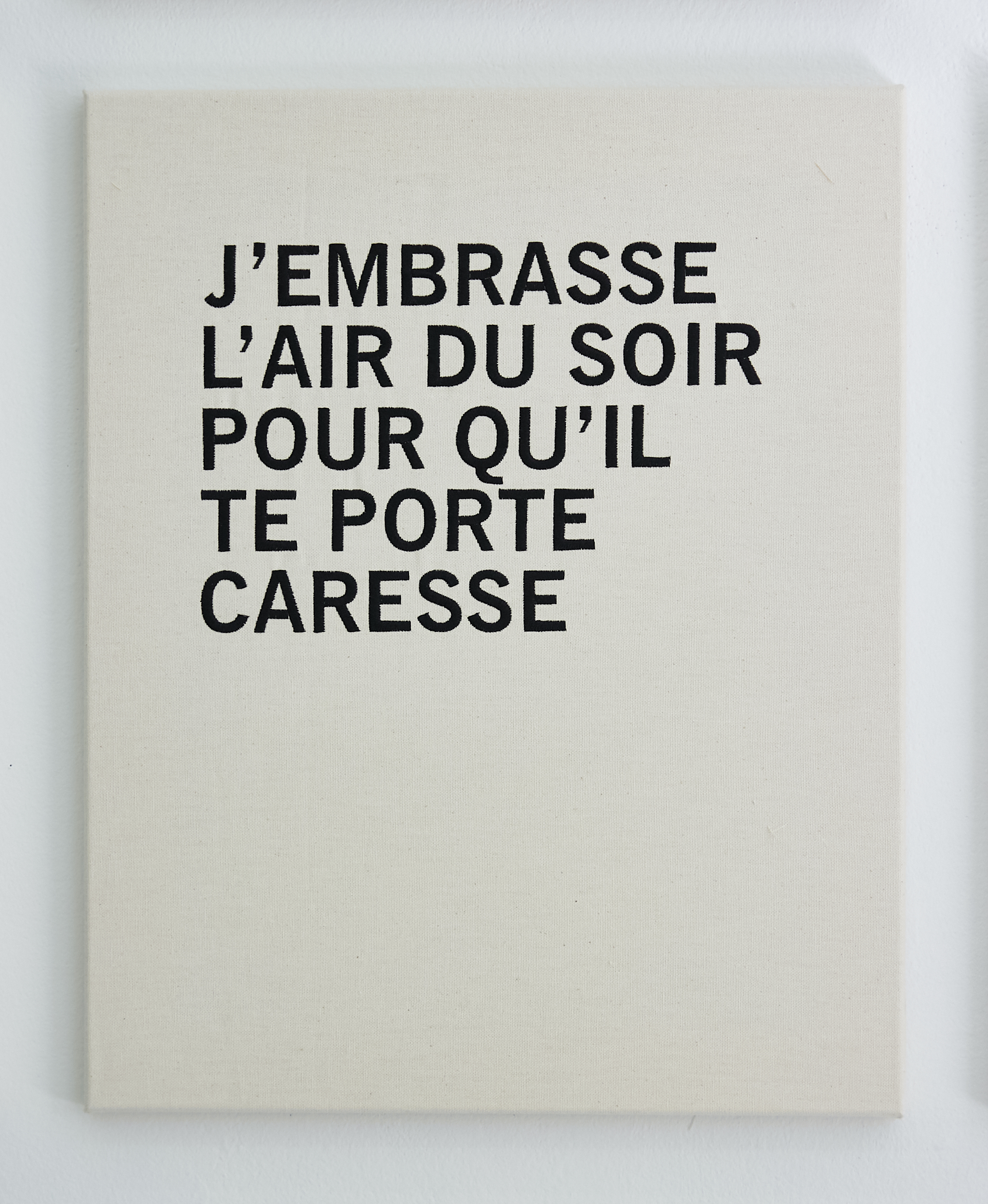 ANDRIANOMEARISOA Joël, J’embrasse l’air du soir pour qu’il te porte caresse, 2020 Série We were  so very much in love Fil de coton brodé sur toile de coton 50 x 40 cm, édition 20/69  © Joël Andrianomearisoa