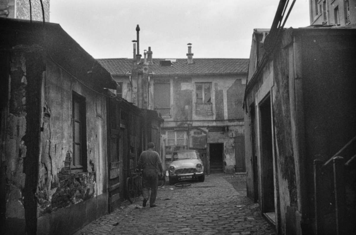 130 rue du Chemin Vert. Façade sur rue. Paris (XIème arr.). Photographie de la Commission du Vieux Paris. Négatif souple. 15 octobre 1967. 