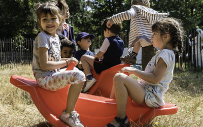 Enfants jouant à l'espace nature découverte du Bois de Vincennes 