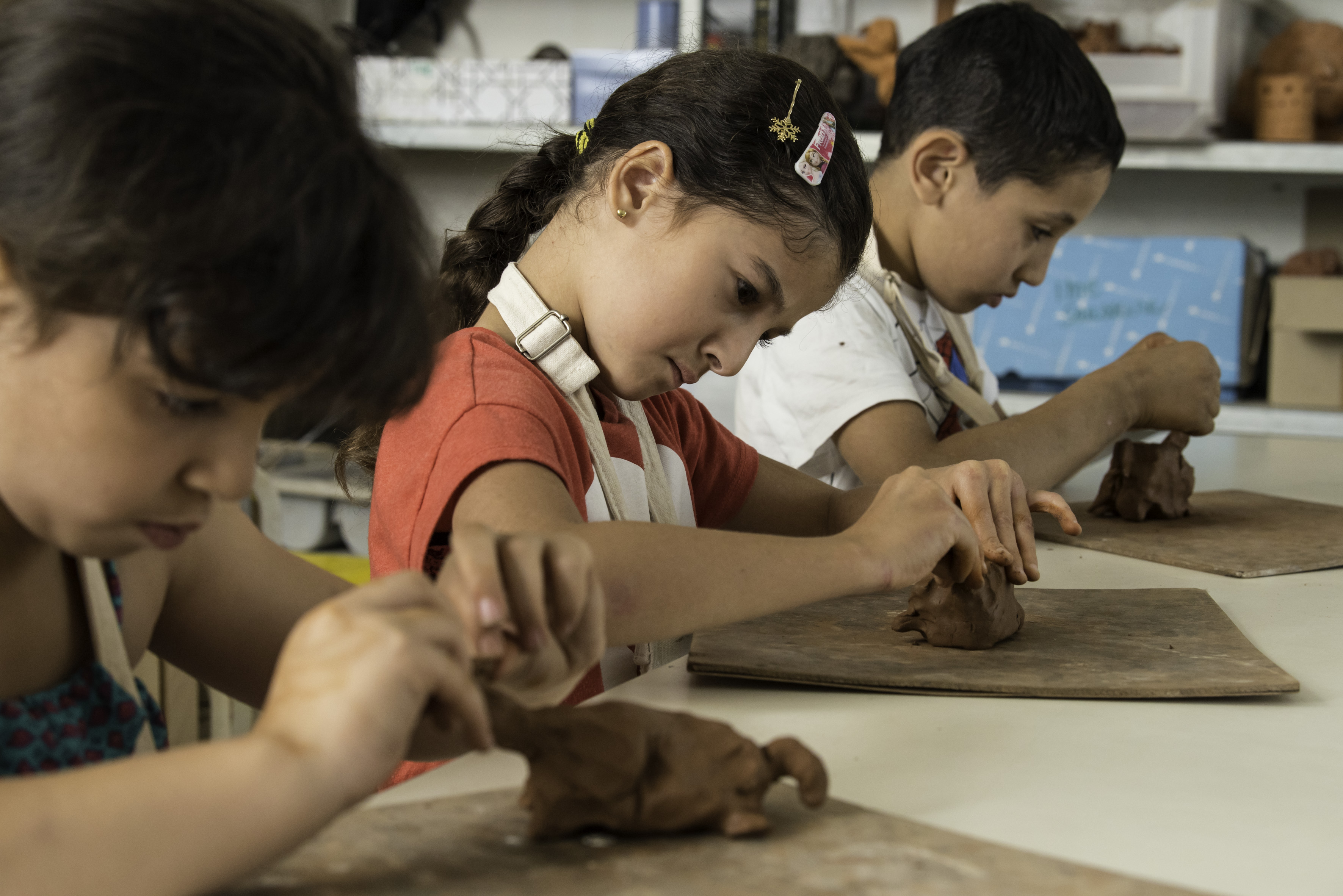 Enfants appliqués à faire une poterie