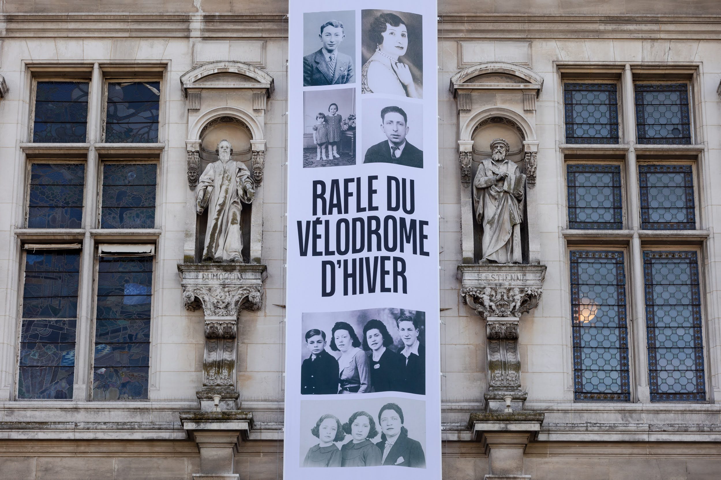 Kakémonos installés sur la façade de l'Hôtel de Ville à l'occasion des 80 ans de la Rafle du Vel d'Hiv.