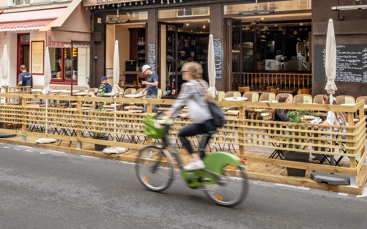 Terrasse estivale rue du Chevalier de Saint-Georges (8e)