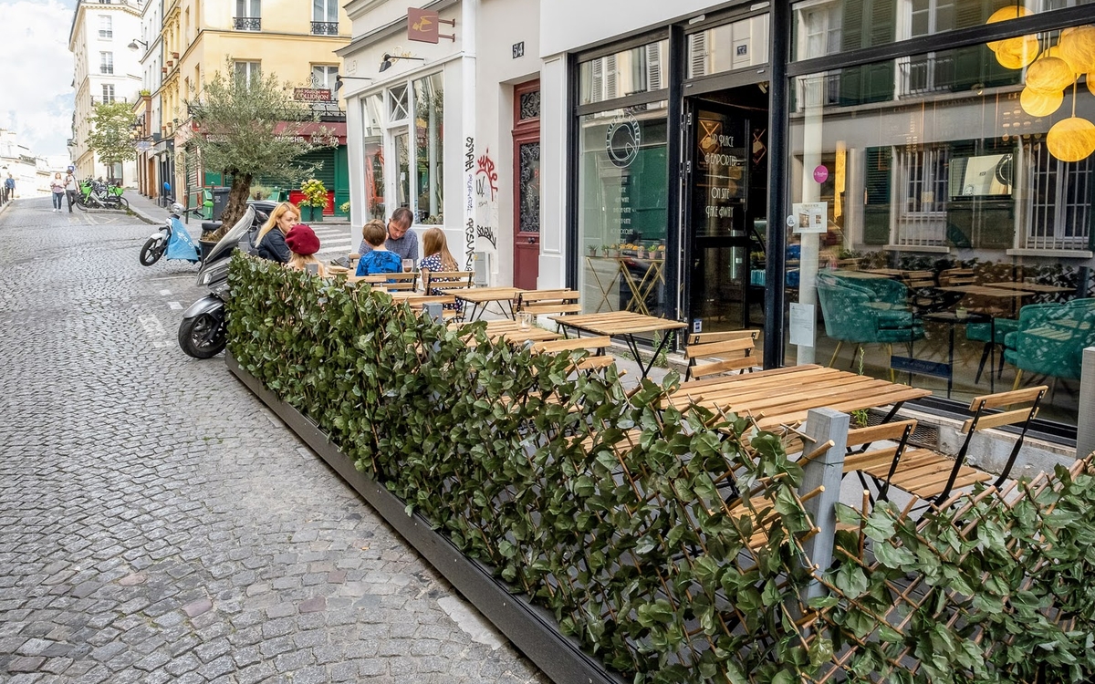 Terrasse estivale rue des 3 frères (18e)