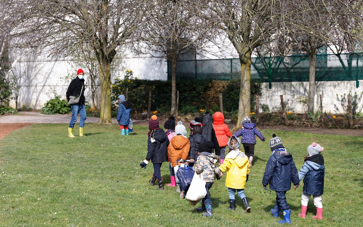 Enfants à l'extérieur avec leur professeur