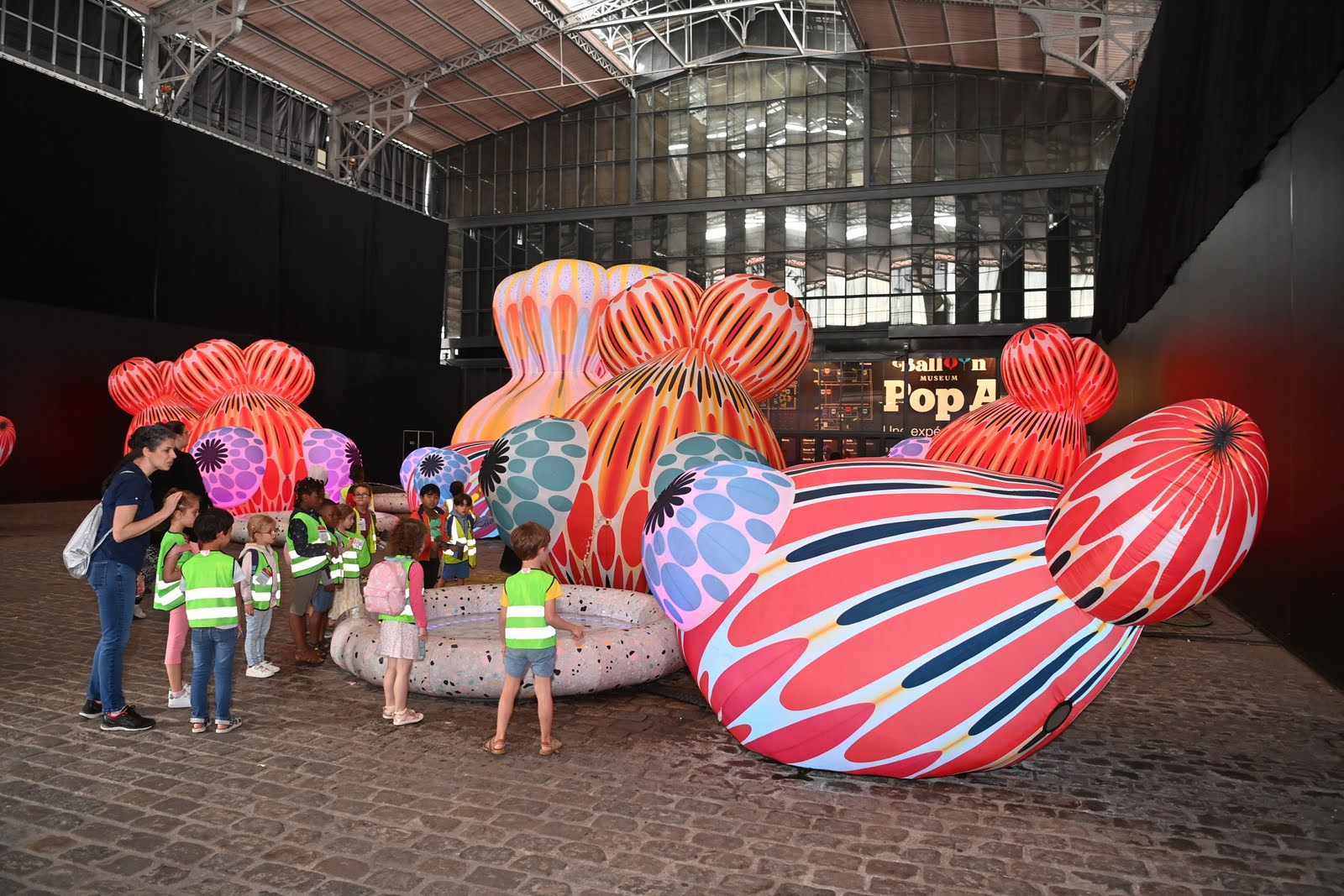 POP AIR Expérience avec les centres de loisirs Présentation et Baleine 11e à la grande halle de la Villette