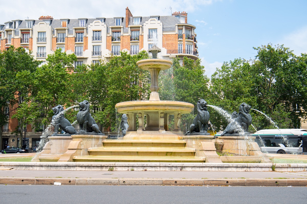 Photo de La fontaine aux Lions place Félix Éboué
