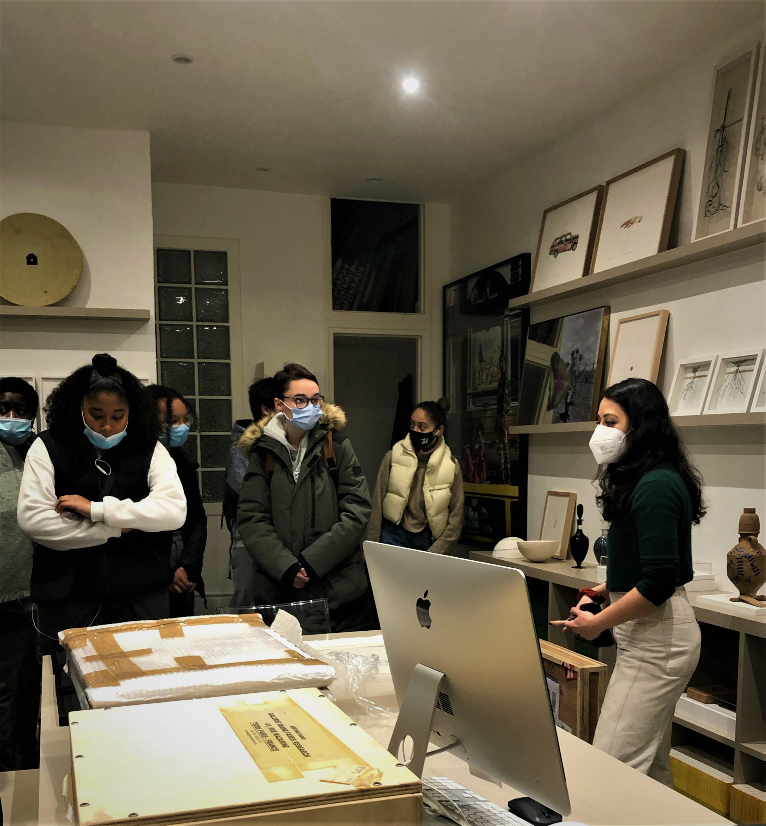 Les Jeunes Collectionneurs - des collégiens - visitent la galerie Imane Farès (6e)