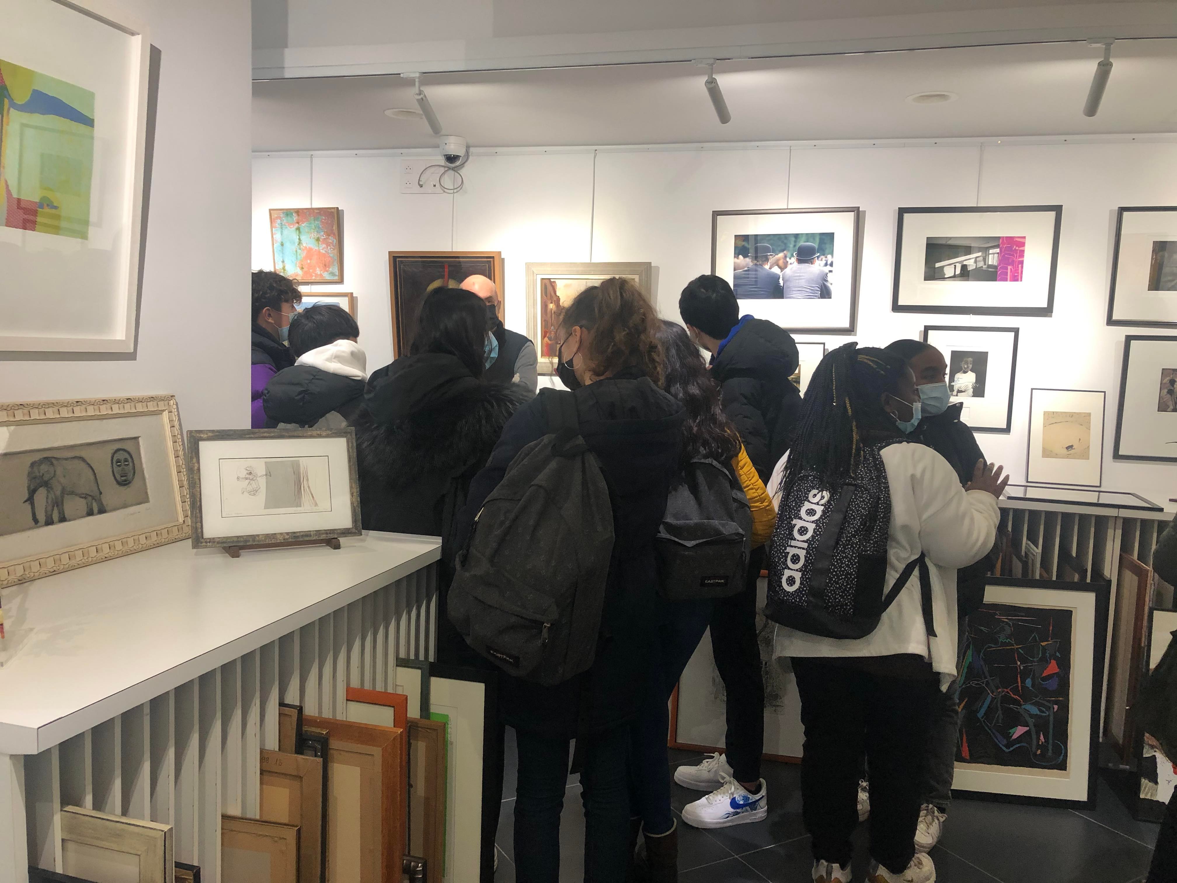 Groupe de collégiens visitant l'artothèque de St Maur des Fossés dans le 94