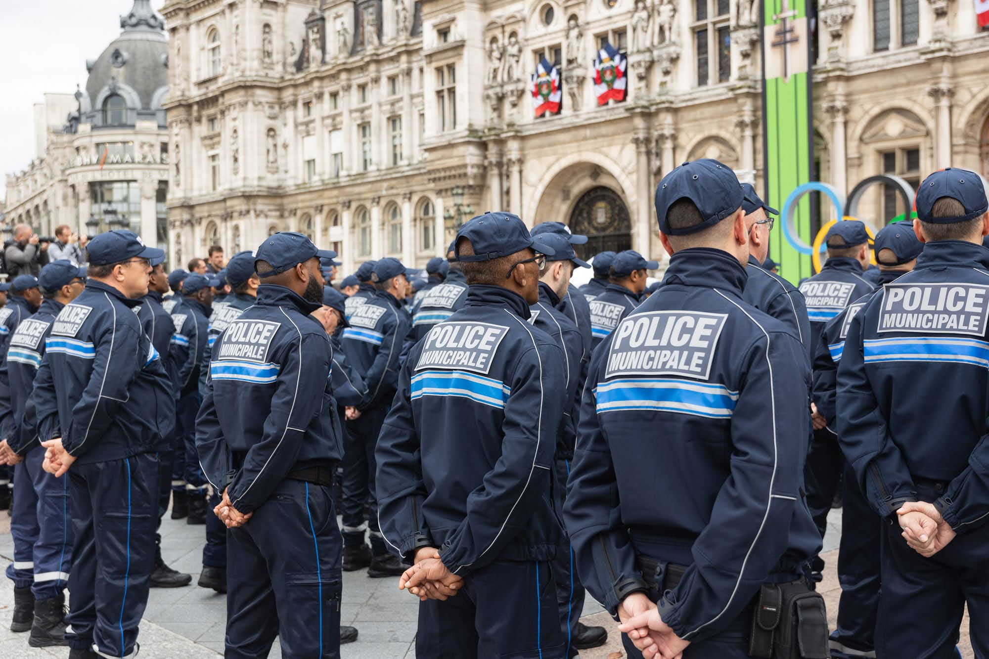 La police municipale fête sa première année, le 18 octobre 2022, sur le parvis de l'Hôtel de Ville.