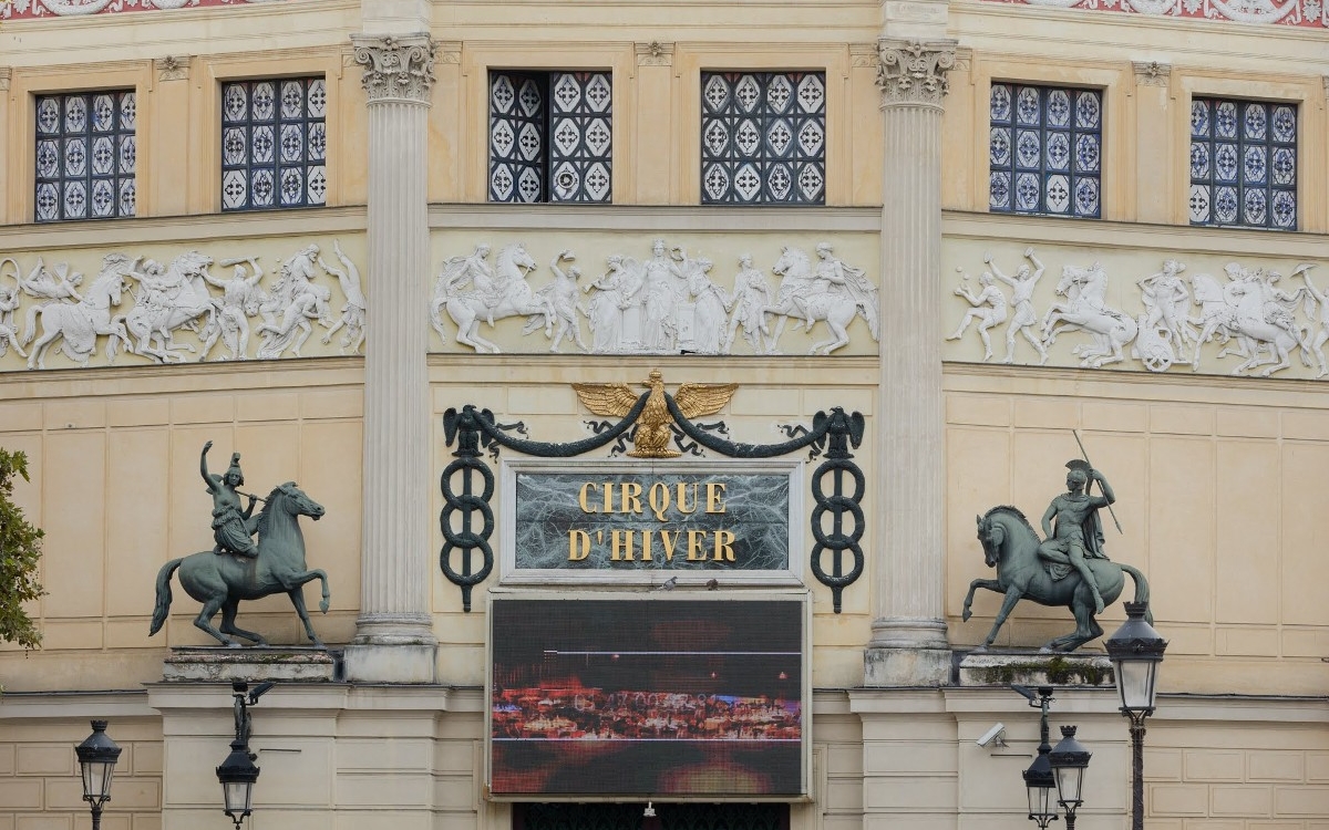 Fronton du Cirque d'hiver, réalisation de Jacques-Ignace Hittorff