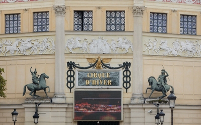 Fronton du Cirque d'hiver, réalisation de Jacques-Ignace Hittorff
