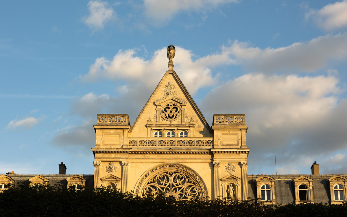 Façade de la mairie du 1er arrondissement au coucher du soleil
