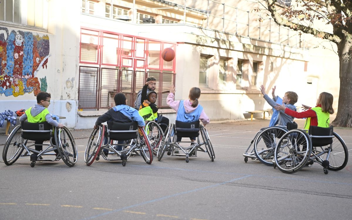 Enfants jouant au basket en fauteuil roulant