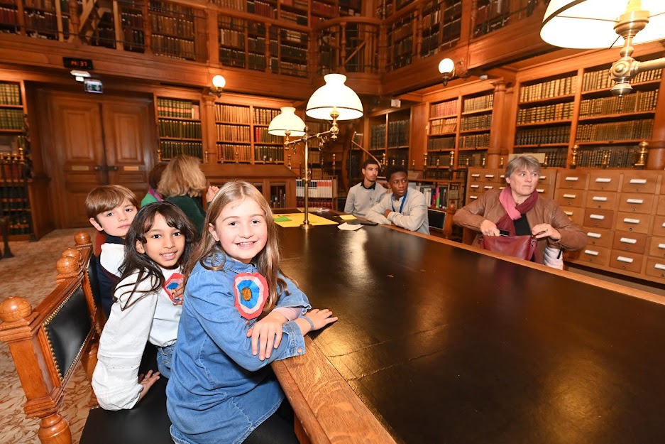 Enfants à la bibliothèque de l'Hôtel de Ville