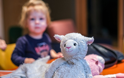 Bébé et son doudou