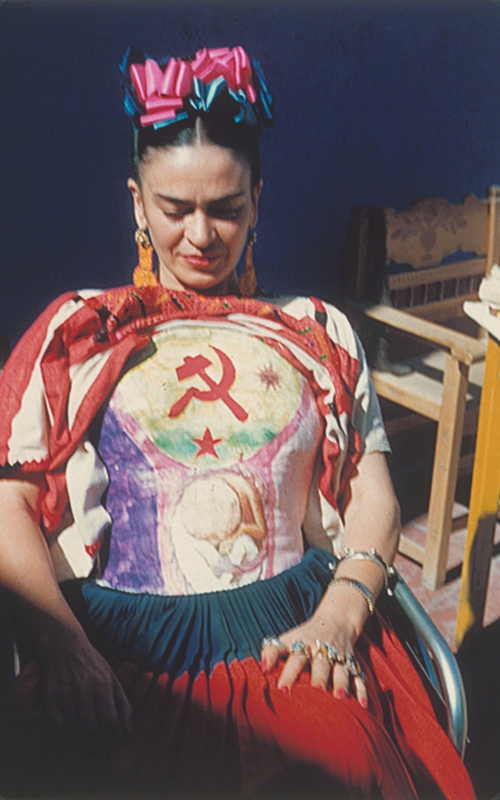 Frida Kahlo révélant son corset peint sous son huipil par Florence Arquin, vers 1951.