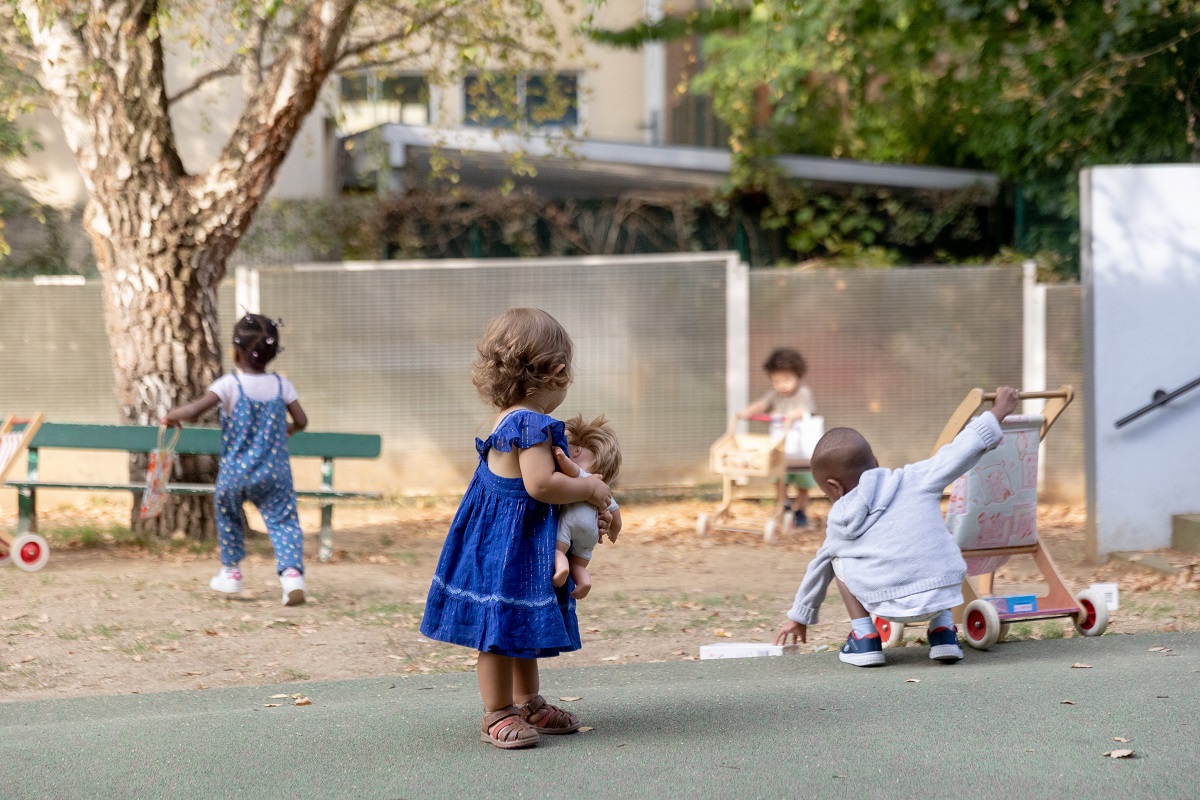 Des enfants jouent dans la cour de la crèche Monplaisir, Paris 20e