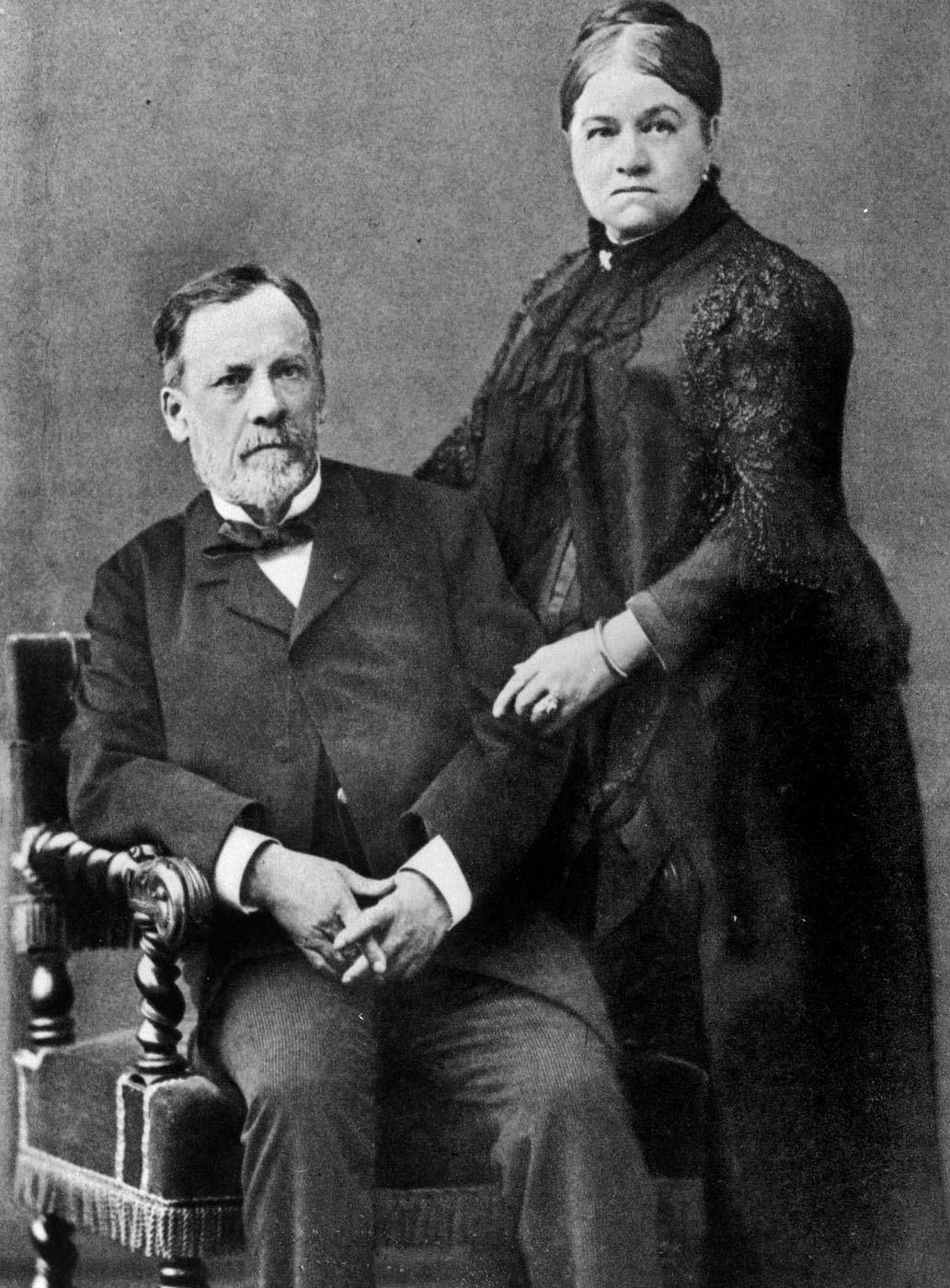 Louis Pasteur (1822-1895), chimiste et biologiste français, et son épouse Marie en 1884.