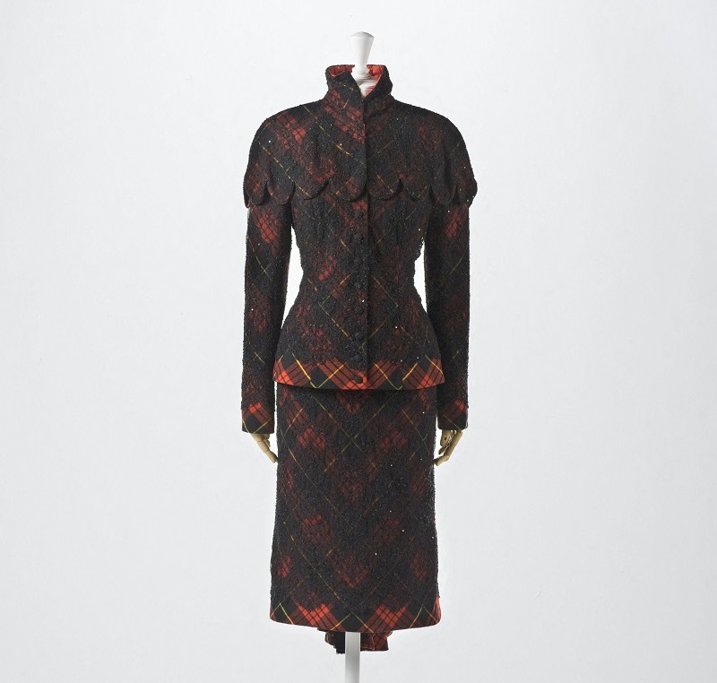 Alexander McQueen, ensemble veste et jupe, passage n°35, collection « Eclect Dissect », Haute couture Automne-Hiver 1997-98