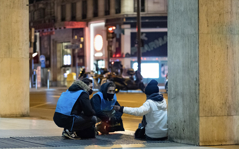 Deux bénévoles à la rencontre des personne sans-abris pendant la Nuit de la Solidarité à Montparnasse