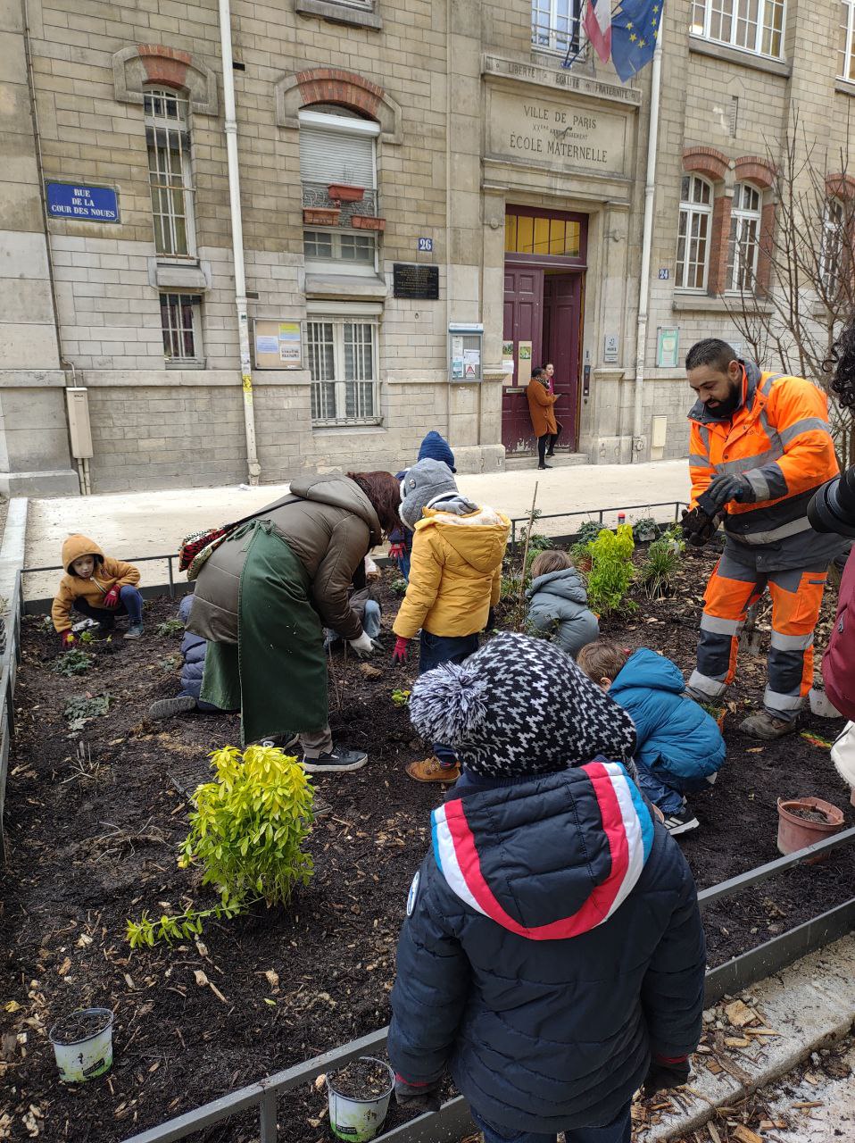 Plantations rue de la Cour des Noues dans le cadre de la rue aux écoles