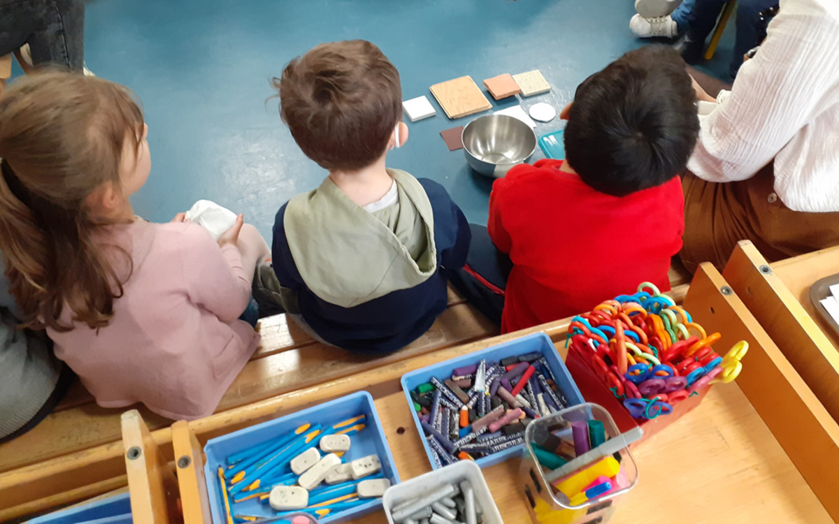 Enfants assis dans une école