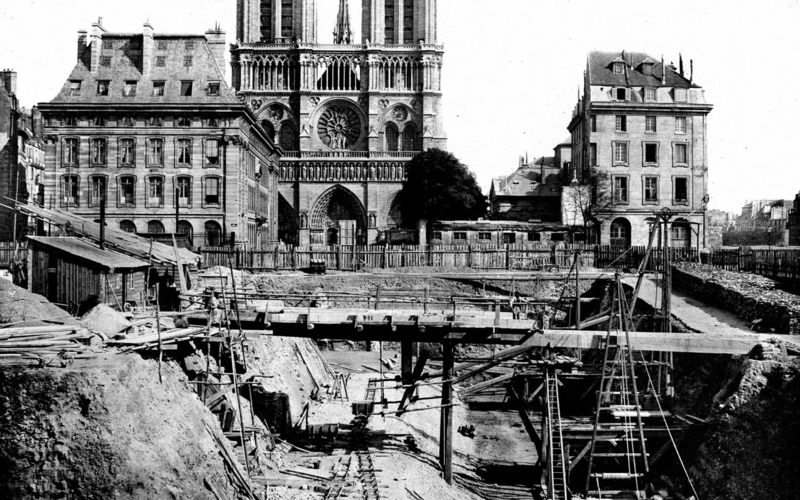 Atelier et travaux des fondations de la caserne de la Cité. Paris (IVème arr.), 1864-1865. Photographie de Pierre-Ambroise Richebourg (1820-1872). B.N.F.