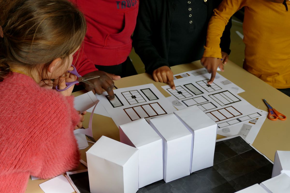 Enfants participant à un atelier de création