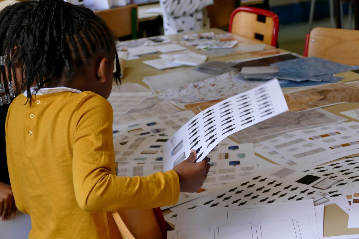 Jeune élève à un atelier de création dans son école