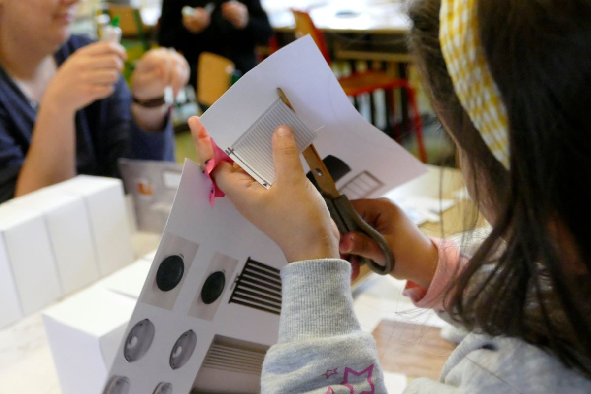 élève en train de découper une feuille