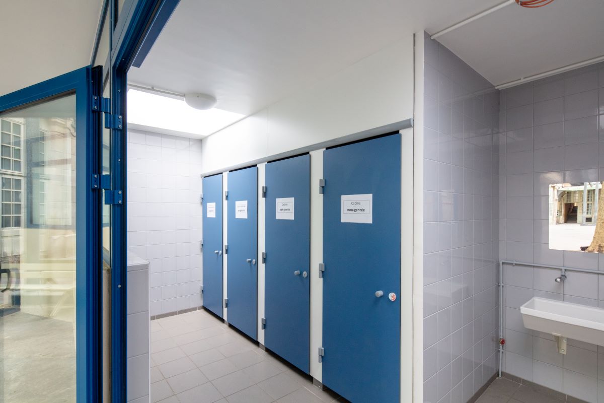 Sanitaires du collège Yvonne le Tac après travaux