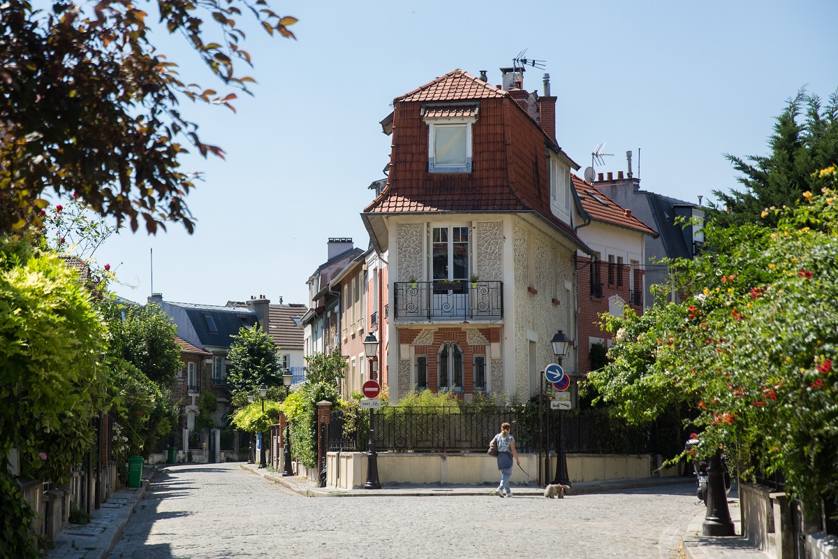 Vue sur la façade d'une magnifique maison de "La Campagne à Paris"
