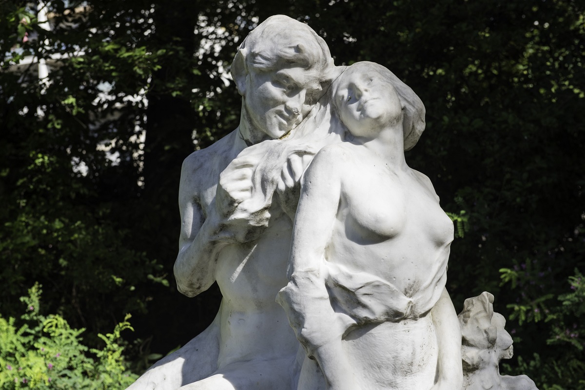 Statue "Premier frisson" en marbre blanc, au parc Montsouris (René Baucour, 1921)