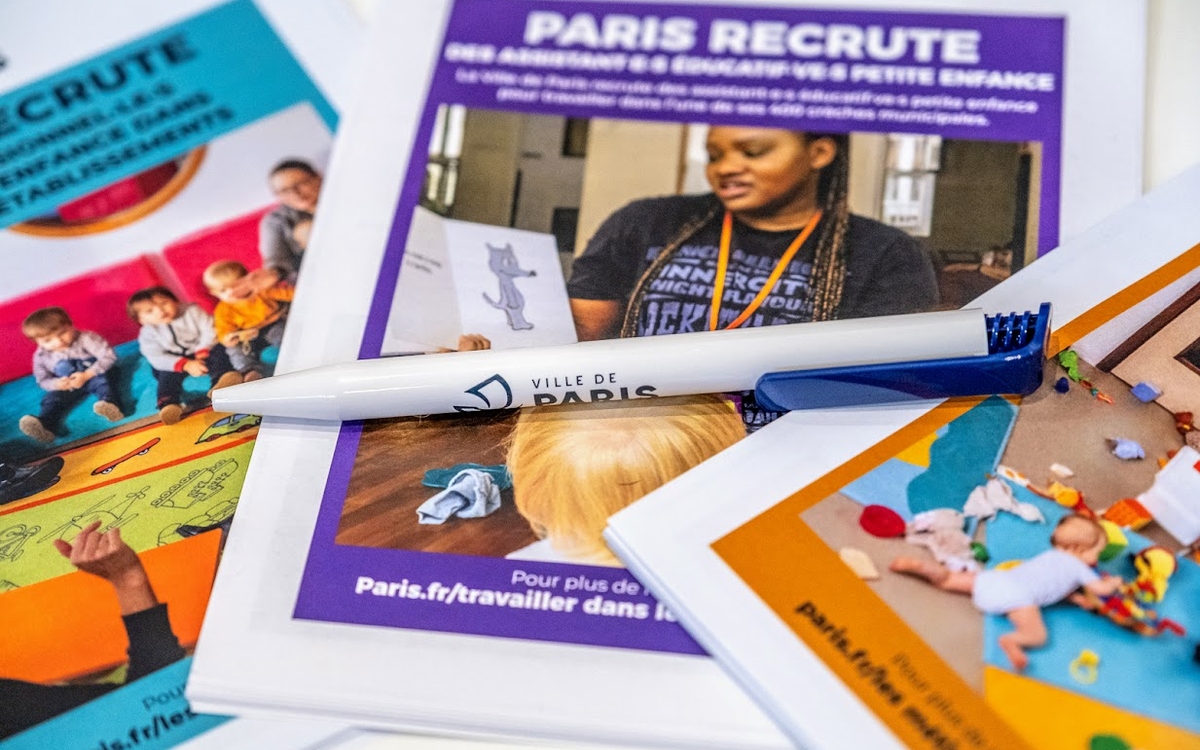 Affiches " Paris Recrute" et stylo Ville de Paris