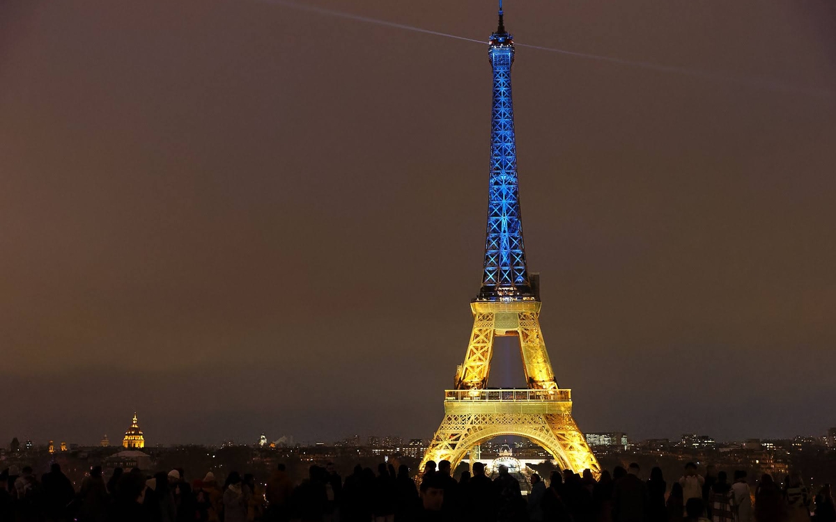 La tour Eiffel aux couleurs de l'Ukraine le 23 février 2023 pour rendre hommage à l'Ukraine un an après le début de l'invasion russe.
