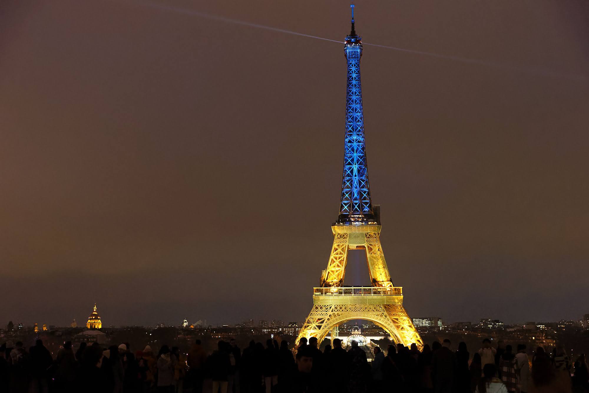 La tour Eiffel aux couleurs de l'Ukraine le 23 février 2023 pour rendre hommage à l'Ukraine un an après le début de l'invasion russe.