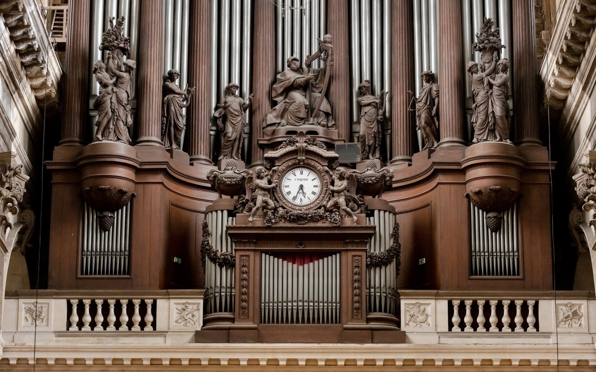 L’orgue est surplombé de Saint-David avec sa harpe, le patron des musiciens.