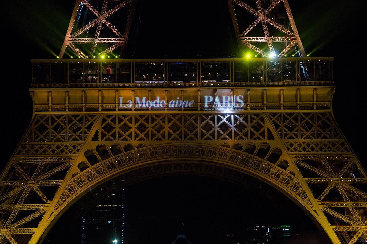 La tour Eiffel illuminée de l'inscription « La mode aime Paris » lors de la Paris Fashion Week de 2015.