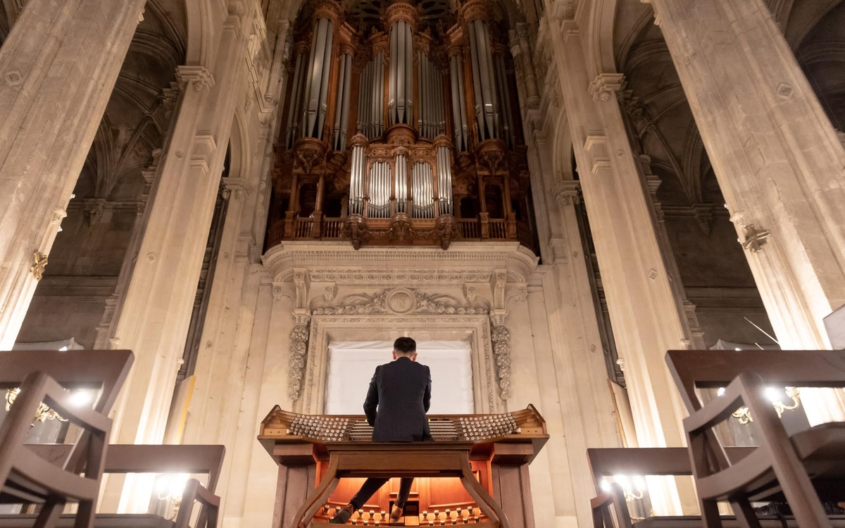 Thomas Ospital est l'organiste titulaire de l'orgue de tribune de Saint-Eustache depuis 2015.